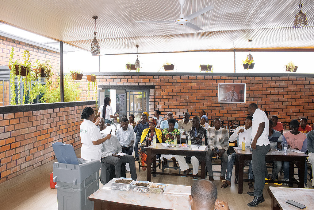 Delegates observing sorting demo